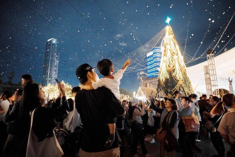 26米耶誕樹搭「煙霧雪花」吸人潮  高雄新崛江商圈業績增3成