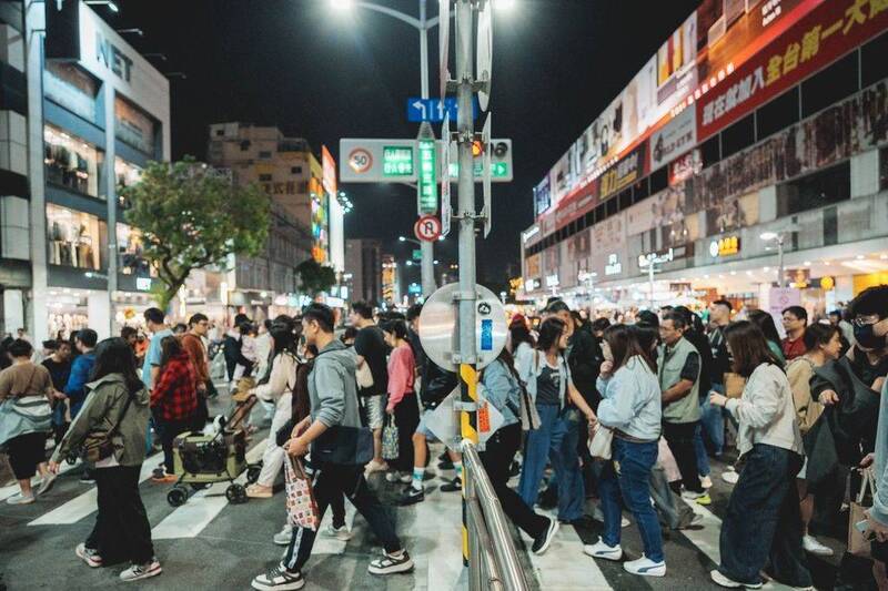 高雄聖誕生活節帶動周邊商圈人潮。（經發局提供）