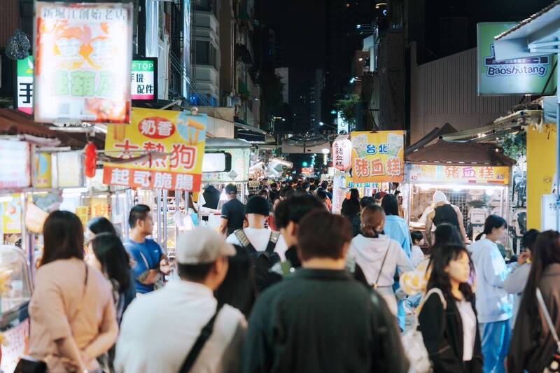 高雄聖誕生活節帶動周邊商圈人潮。（經發局提供）