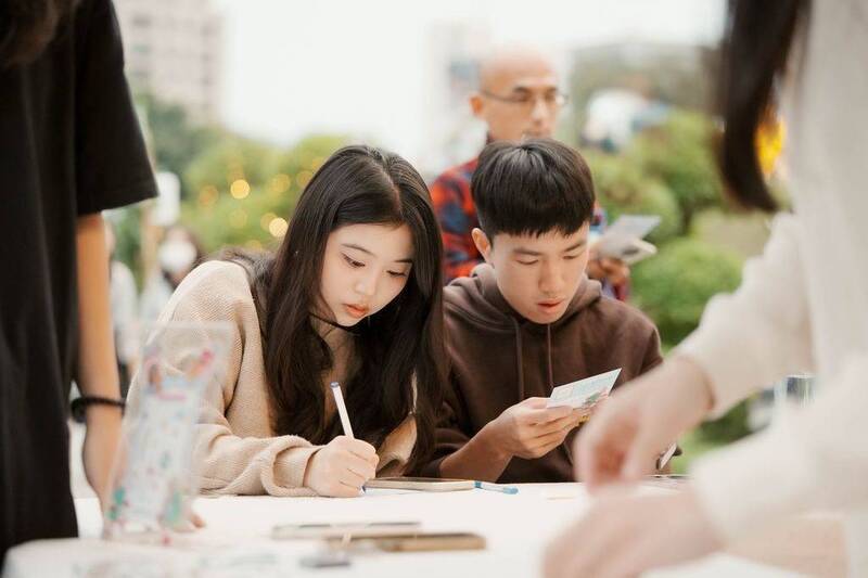 中央聖誕小鎮市集舉辦聖誕書籍閱讀區、聖誕傳情及兒童繪圖等系列親子活動。（經發局提供）