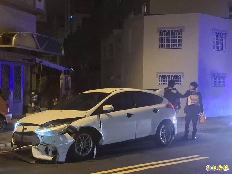 涉嫌酒駕男子情緒一度不穩，警方在旁安撫並實施酒測。（記者劉禹慶攝）