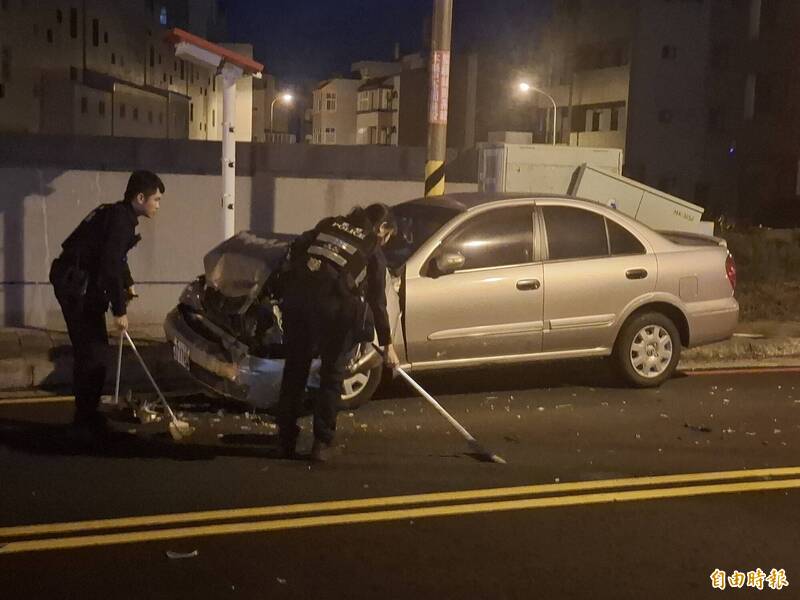 警方深夜向住戶借清潔用具將路面散發零件清除。（記者劉禹慶攝）