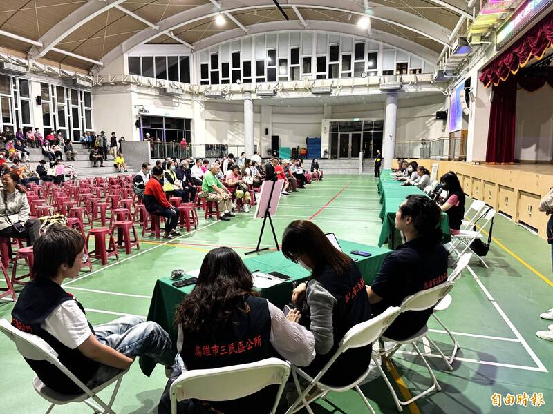 鼎泰里分里說明會昨晚在河堤國小進行，不過到場參加的里民並不多。（記者許麗娟攝）