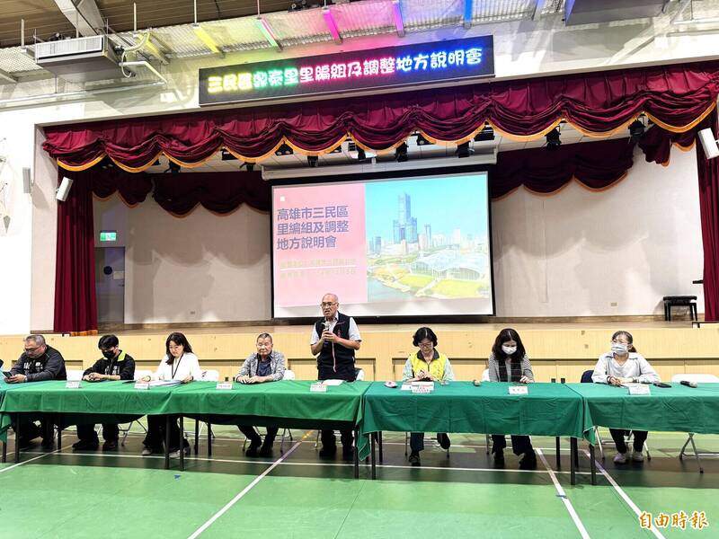 包括民政局、區公所、教育局、里長等代表皆到場並回應里民對分里的疑問。（記者許麗娟攝）