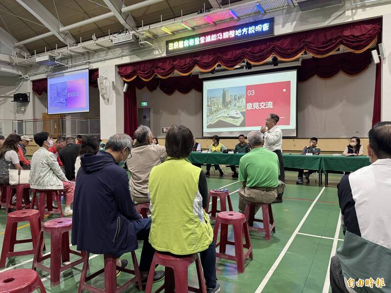 里民於現場發表意見交流。（記者許麗娟攝）