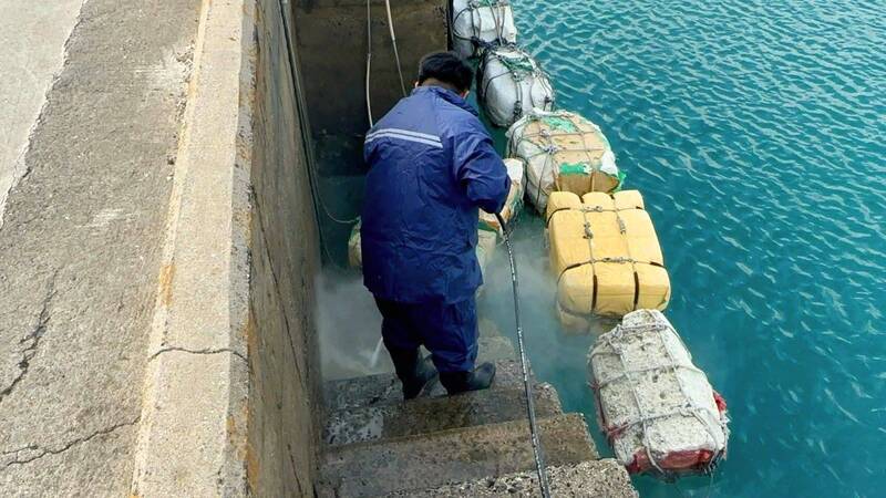 澎湖區漁會可免費沖洗漁港碼頭階梯 給漁民安全上下船環境