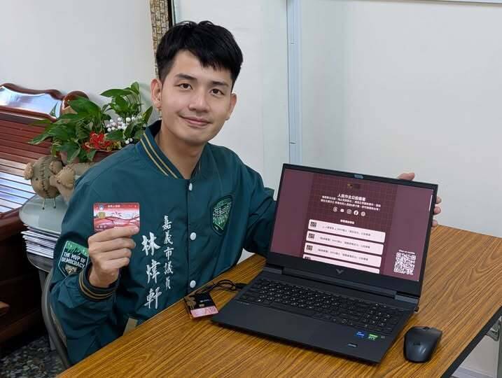 憲訴法公投掀電子連署潮  市議員林煒軒服務處設讀卡機供連署