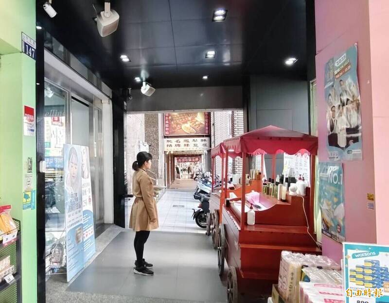 注意！豐原這家美容店被貼「消費警訊」公告 店員依舊攬客推銷