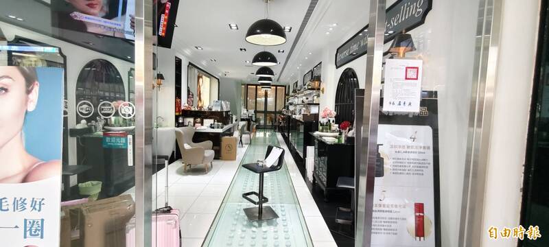 豐原中正路一間美容店遭貼消費警訊。（記者張軒哲攝）