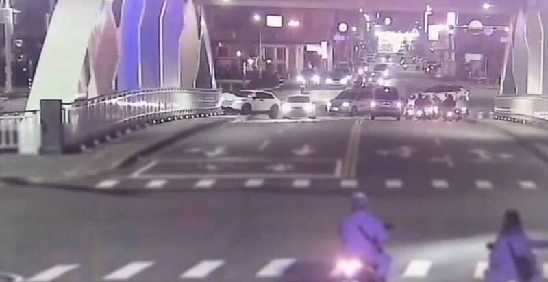 高雄2車同時轉彎擦撞  1人送傷送醫