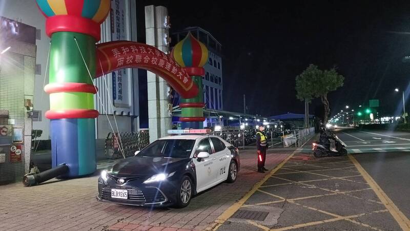 警方至美和科技大學前執法。（警方提供）
