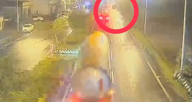 根本無法閃!宜蘭24歲男警遭廂型車夾殺 後方行車紀錄器曝光