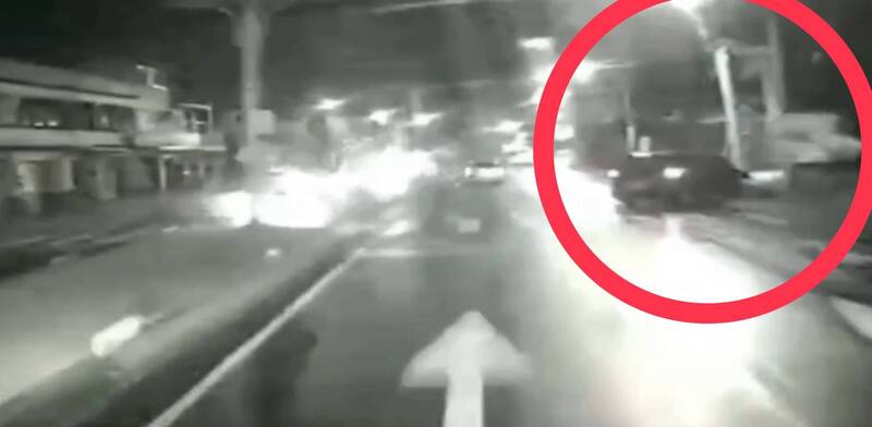 林員控制交管號誌燈，被黑色廂型車直接夾殺卡進水溝內。（民眾提供）