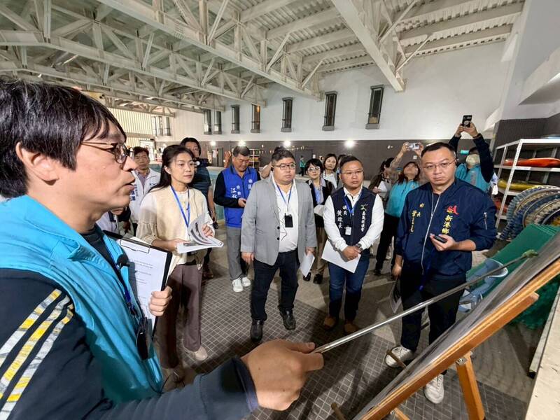 立委蔡易餘與立法院教育文化委員會、教育部國教署官員視察新港藝術高中。（蔡易餘提供）