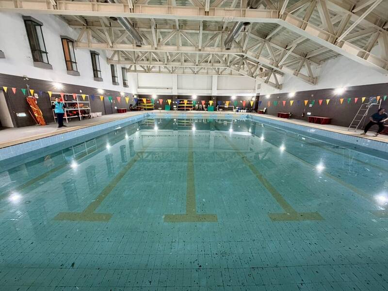 新港藝術高中游泳池待修繕。（蔡易餘提供）