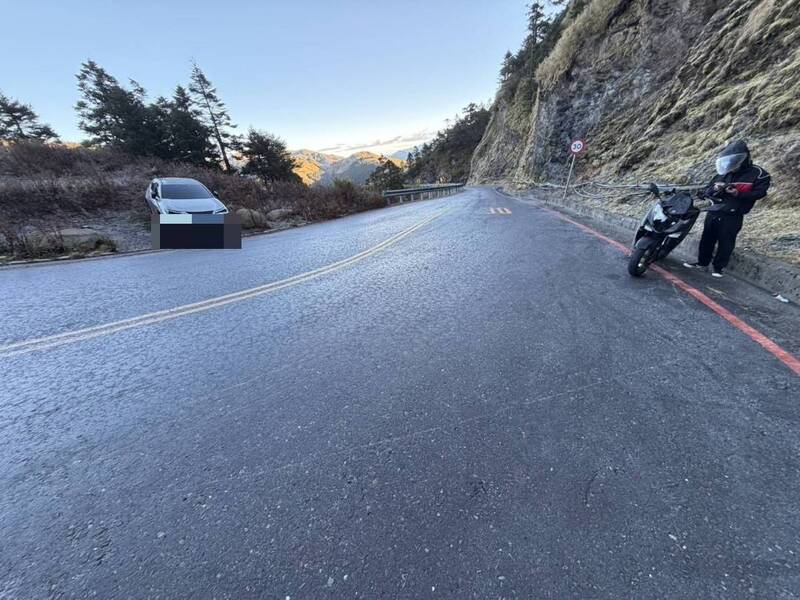 合歡山部分路段結霜融解 路面打滑險釀禍