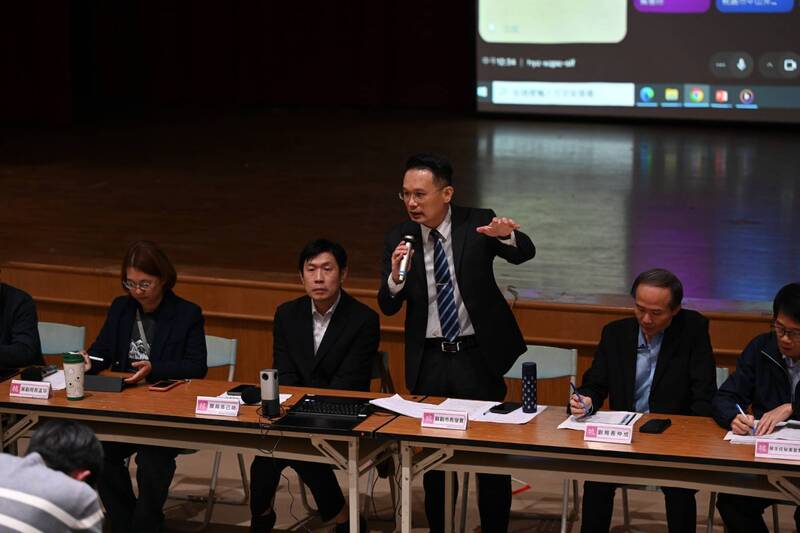 桃園市副市長蘇俊賓（中）主持「校園隨袋徵收政策說明會」。（桃園市政府提供）