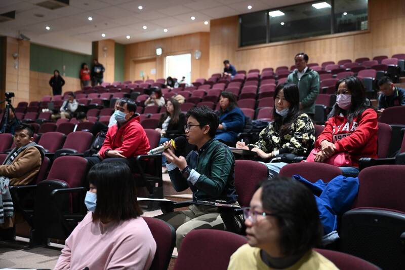 「校園隨袋徵收政策說明會」吸引許多學生參加。（桃園市政府提供）