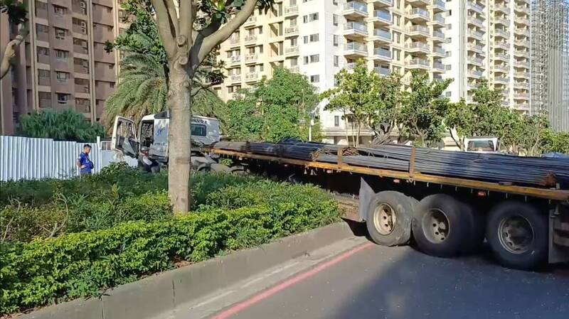 拖板車失控跨分隔島撞燈桿    駕駛送醫命懸一線