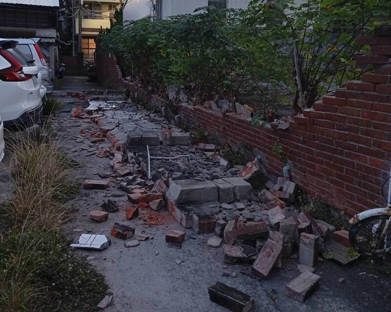 轟隆！才剛貼公告要拆 整片圍牆突倒塌險砸人車