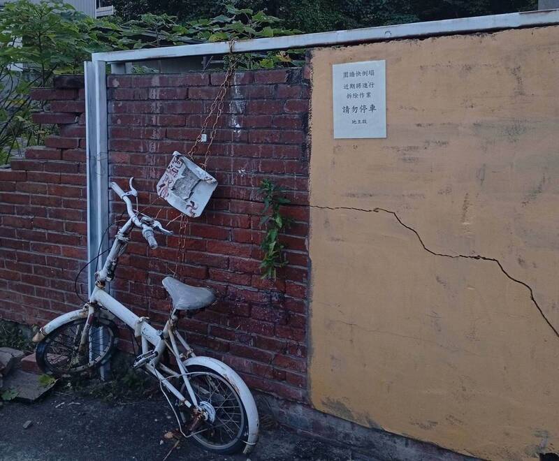 这处围墙即将进行拆除，不料在拆除前夕发生倒塌。（图由民众提供）