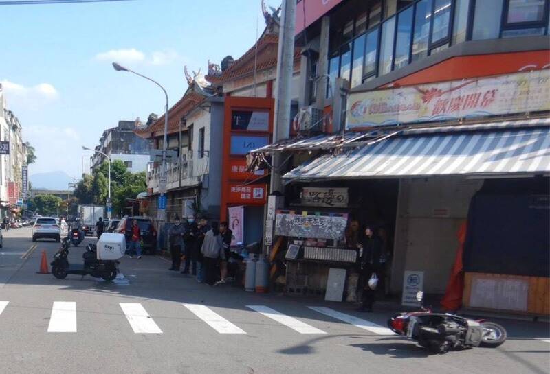 左轉切西瓜？一中商圈女騎士「鬼切」對撞機車釀2傷 畫面曝光網罵翻