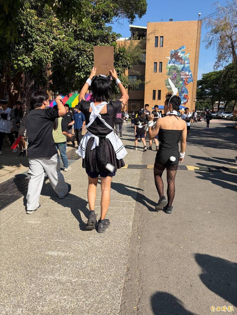 台南二中大男生搞怪扮女僕、兔女郎,舉牌宣傳自家攤位。(記者洪瑞琴攝) 台南二中大男生搞怪扮女僕、兔女郎,舉牌宣傳自家攤位。(記者洪瑞琴攝)