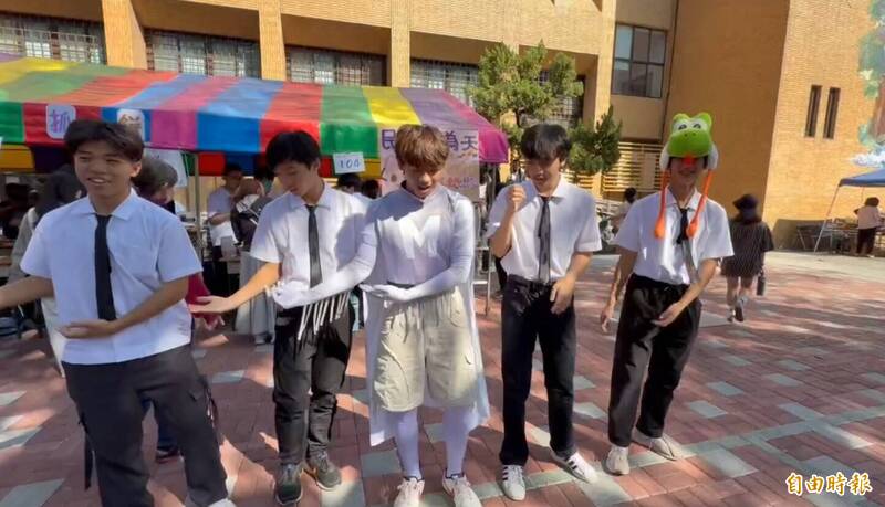 南二中學生歡樂跳「上車舞」。(記者洪瑞琴攝) 南二中學生歡樂跳「上車舞」。(記者洪瑞琴攝)