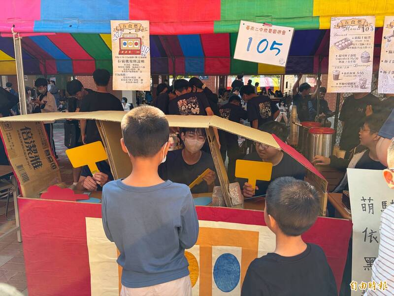 台南二中111週年超瘋 學生化身「人體拉霸機」30元就跳給你看