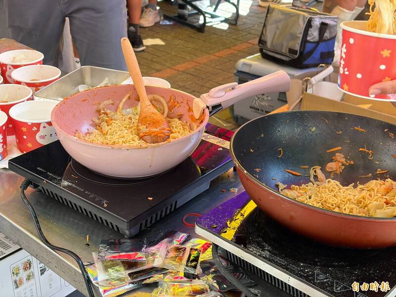 校園美食攤,看得出學生花心力製作。(記者洪瑞琴攝) 校園美食攤,看得出學生花心力製作。(記者洪瑞琴攝)
