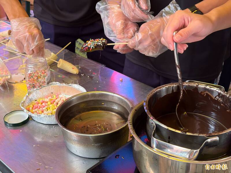台南二中園遊會美食攤,學生自製手工品。(記者洪瑞琴攝) 台南二中園遊會美食攤,學生自製手工品。(記者洪瑞琴攝)