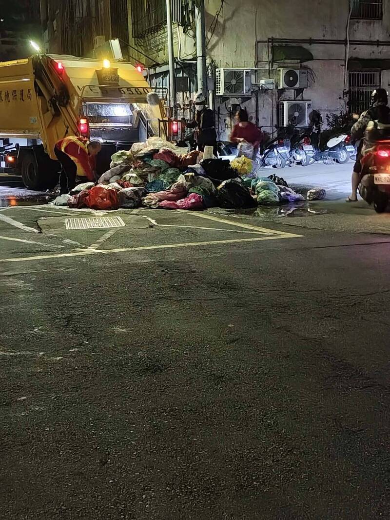 超冏!竹市垃圾車沿路冒煙好危險 清潔隊員這樣做引圍觀