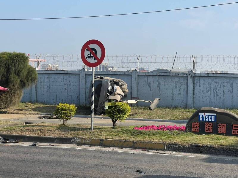 高雄連環車禍 婦人疑闖紅燈肇事