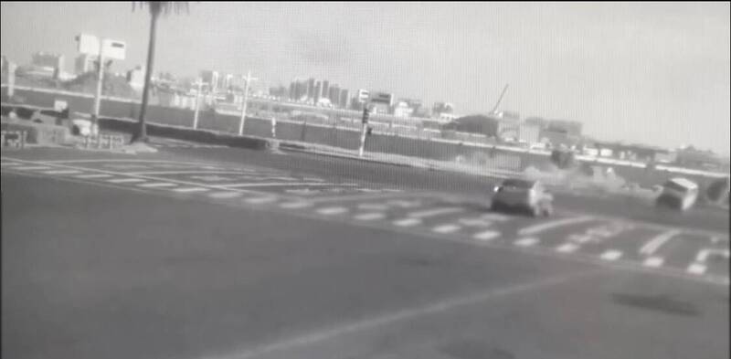 车辆发生碰撞后扬起尘烟。（民众提供）