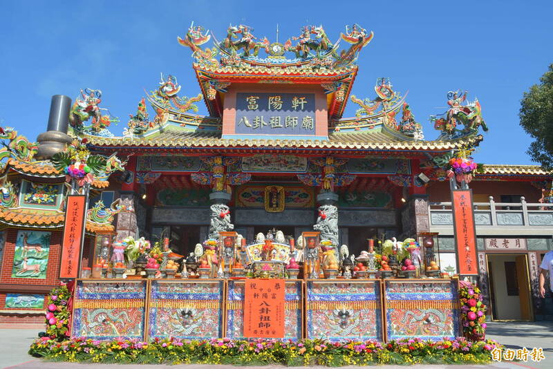 神明入厝！富陽軒八卦祖師廟入火安座 信徒擲筊把好運帶回家