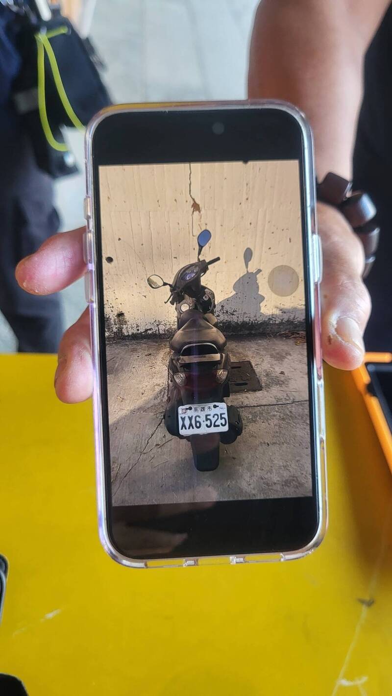 邓男骑乘的机车自11月20日起即停在柴山龙泉寺登山口未再移动。（家属提供）