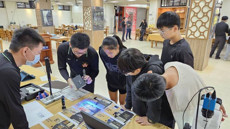 国立苗栗高中学生认识各项先进的鉴识仪器。（苗栗县警局提供）
