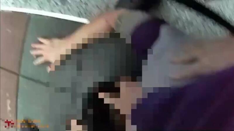 蔡男被制伏在地。（记者徐圣伦翻摄）