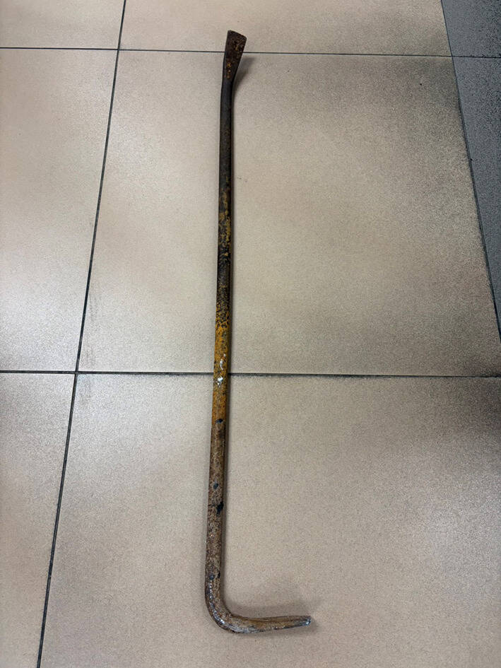 警方扣回铁撬。（记者徐圣伦翻摄）