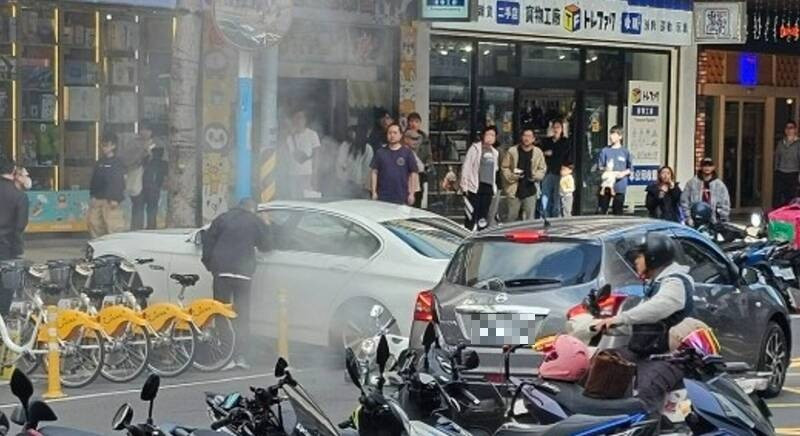 新莊BMW暴衝撞2車、險撞進騎樓店家 駕駛失去生命徵象