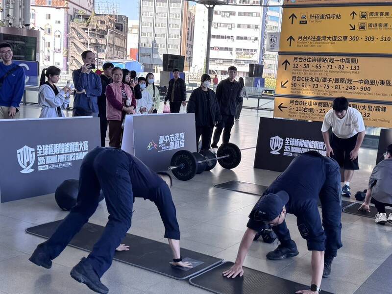 台中市警局特勤隊員今天到火車站移地訓練並宣傳賽事。（警方提供）