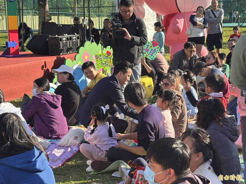 總統府副秘書長何志偉（中）在「桃園HO幸福」親子派對與民眾開心互動。（記者周敏鴻攝）