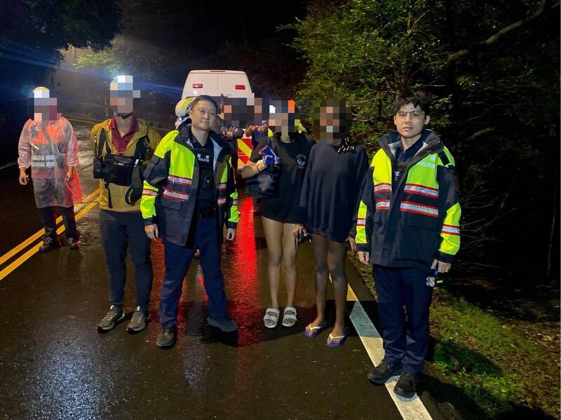 兩女受困陽明山七股野溪溫泉 警沿途鳴笛定位救出