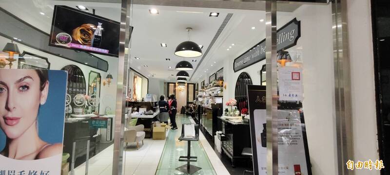 美容店被貼「消費警訊」公告仍持續攬客 中市法制局：不排除再度張貼