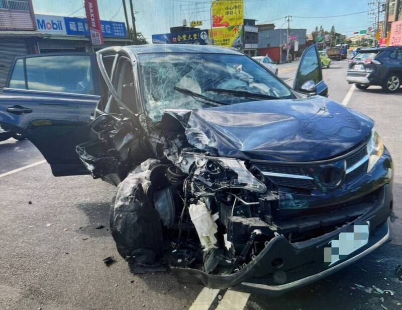 又是高齡肇事!桃園88歲翁疑打瞌睡 休旅車追撞前車釀3傷