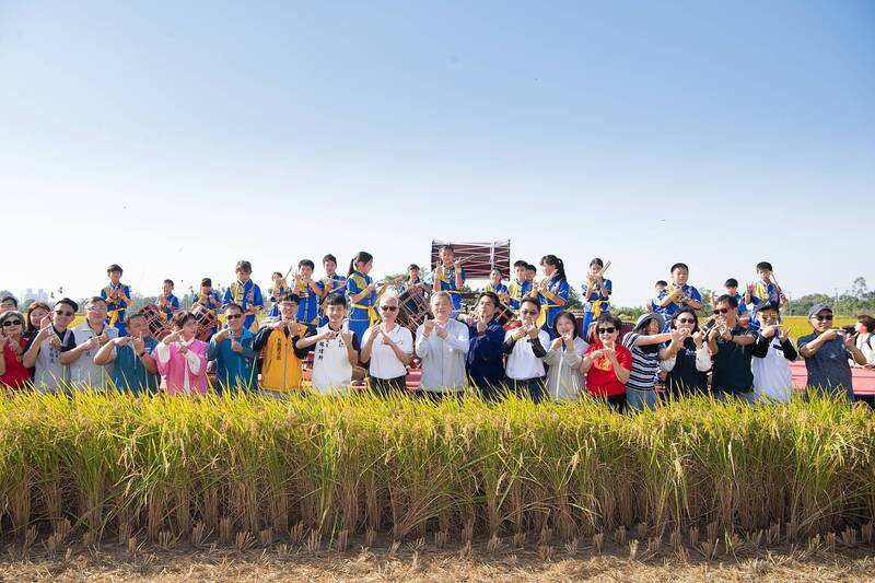 嘉市北園國小中、附幼「稻香藝田音樂祭」 金黃稻田中秀教育成果