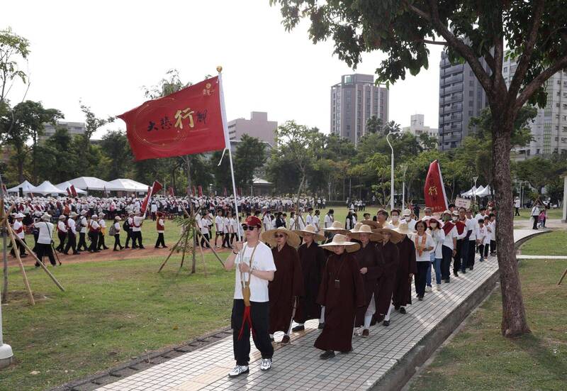 靈鷲山大悲行腳到高雄 2000信眾持咒繞行綿延1.8公里