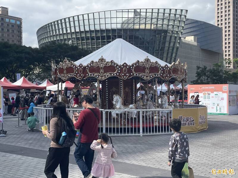 旋轉木馬好搶眼!桃園食安嘉年華登場 萬張美食券等你拿