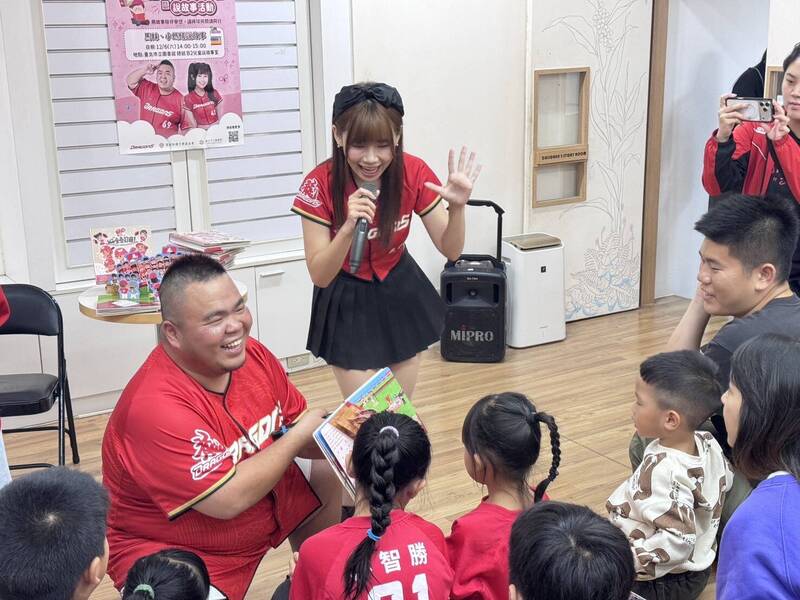 味全龍捐百本繪本 小龍女北市圖親自說故事