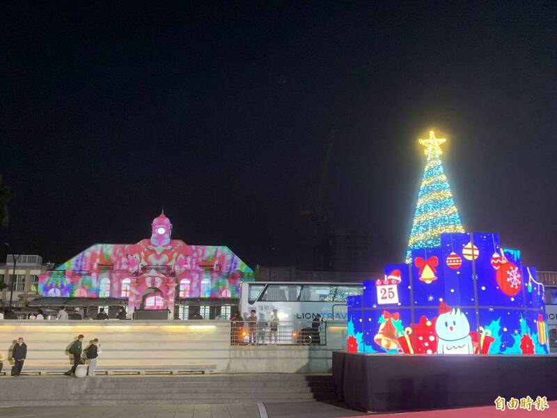 新竹FUN聖誕點燈 主燈「逐夢之樹」亮起 車站光雕每晚放閃